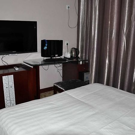 Hangjia Hotel Урумки Екстериор снимка
